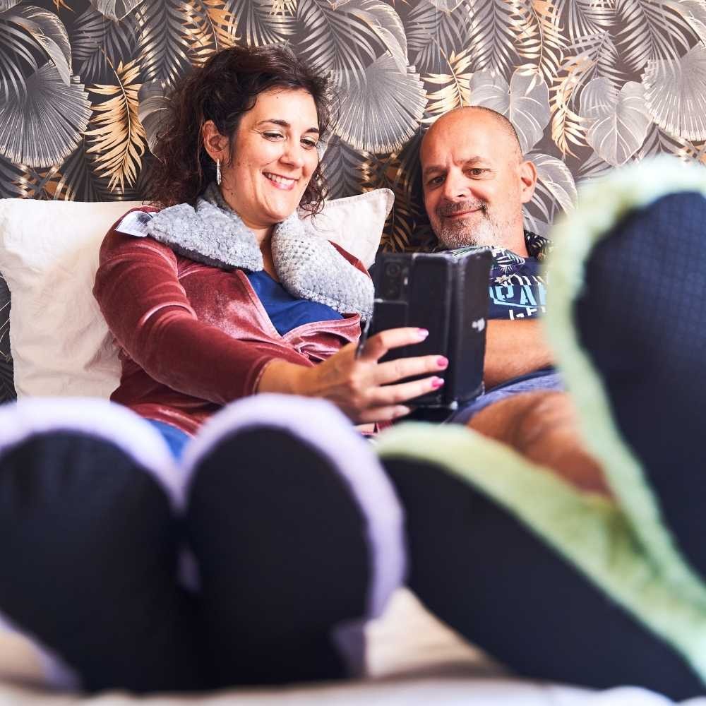 PACK PELUCHO: BANDEAU BOUILLOTTE GRIS ET CHAUSSONS BOUILLOTTE GRIS