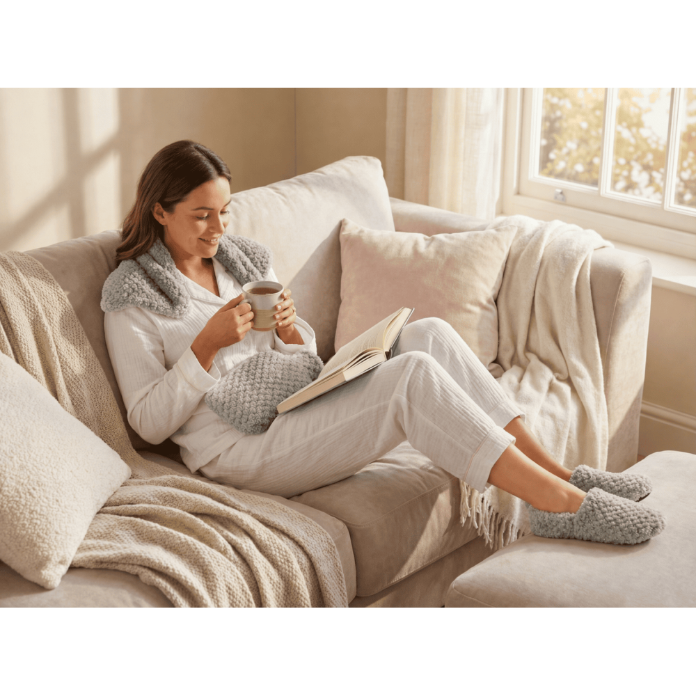 PACK PELUCHO: BANDEAU BOUILLOTTE CHAUSSONS BOUILLOTTE ET BOUTEILLE BOUILLOTTE