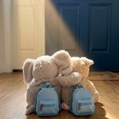 Prêts pour le grand saut ? 📚

Les cartables sont prêts, les crayons sont taillés, mais avez-vous pensé à votre Pelucho ? 🧸

Un Pelucho tout chaud pour apaiser les petits ventres noués par le stress, ou des chaussons glacés pour vous délasser les jambes après une longue journée debout, nous sommes là pour vous accompagner !

Bonne rentrée à toutes et à tous 💙