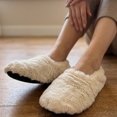 Adieu les pieds lourds, bonjour la légèreté ☁
Après une longue journée à courir partout, vos pieds réclament un peu de répit.

🤫 Le secret le mieux gardé de nos chaussons Pelucho :
Ils ne s'utilisent pas seulement en version chaude en hiver,  ils sont aussi vos meilleurs alliés contre la chaleur !
Grâce à l'effet de thermothérapie par le froid, apaiser vos pieds gonflés par le climat extérieur.

➡ Avez-vous déjà essayé cette technique ?