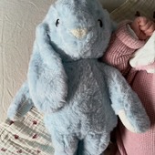 Il est l'une de nos nouveautés 2026, on vous présente le petit dernier de la famille Pelucho : notre Lapin Bleu 💙

Avec ses grandes oreilles et sa couleur douce comme un ciel d'été, il est déjà le chouchou dans la famille de notre ambassadrice _loulook__ ☁️

➡ Vos avis sur ce nouveau modèle ? 😍

📸 _loulook__