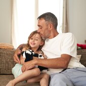 La sécurité et la qualité française avant tout 🇫🇷
Chez Pelucho, nous ne plaisantons pas avec la sécurité de vos bouts de chou :

🔹 Adaptées aux nouveau-nés : Des tissus ultra-doux, certifiés et sans danger pour la peau fragile des bébés.

🔹 Simplicité et sécurité : Une chauffe rapide au micro-ondes (sous surveillance) pour une utilisation sans eau bouillante, évitant tout risque de brûlure liée aux fuites.

🔹 Fabrication artisanale : Cousues avec amour dans nos ateliers du sud de la France, pour une qualité qui dure.

Choisir une bouillotte Pelucho, c'est faire le choix d'un produit qui a une âme, une histoire et un territoire ❤