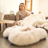 Longues journées, lumière jusqu’à 21h… et enfin un moment pour soi. 
Le mois de juin est enfin arrivé 🙌

Glissez votre Pelucho 60 secondes au micro-ondes pour nos derniers frileux, ou dans votre réfrigérateur. 
Laissez l'odeur de lavande faire son petit miracle grâce à l'aromathérapie 🌸

Profitez de ce moment rien qu’à vous, pour finir la journée en douceur.

#pelucho #peluchobouillotte #bouillottes #lavande #aromathérapie #froid #chaud #chaussonsfroids #bouillottesseches #cocooning #mumlife #bienetre #bienetreaunaturel #chaussons #chaussonsbouillottes #thermotherapie #détente