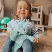 On dirait que notre Pelucho Cerf s'est fait adopter par Swann, la fille de notre ambassadrice Kassandre 💙

Et oui ! Au-delà de leur fonction réconfortante, nos Pelucho sont de véritables peluches interactives, disponibles dans un large choix d'animaux craquants et colorés 😍

Vos bouts de chou les adoreront, c'est sûr !

📸 @mon.cygnedelavie