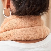 Quand le soleil tape fort, la chaleur peut devenir pesante et déclencher des maux de tête 😥
C'est là que la cryothérapie intervient !

💡 Notre astuce : Placez votre tour de cou au congélateur (dans un sac protecteur). Le blé devient une source de froid intense mais non agressif.

Contrairement aux poches de gel classiques, nos tours de cou épousent parfaitement la base du crâne. Le froid resserre les vaisseaux (vasoconstriction) et calme instantanément l'inflammation liée à la migraine.

➡ Et vous, quelle est votre meilleure astuce contre les migraines ?