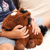 Avis à tous les petits cavaliers et passionnés d'équitation ! 🏇
➡ Qui rêverait d'avoir notre petit Caramel en Pelucho bouillotte ?