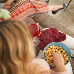 Que diriez-vous d'une soirée cocooning devant la télé avec une bouillotte bouteille ? 😉 

Bien utiles pour apaiser des douleurs musculaires ou menstruelles, les bouillottes bouteilles, comme tous nos produits Pelucho, sont assemblées en France avec des matériaux de qualité. Garnies de fleurs de lavande et de grains de blé, les bouillottes Pelucho dégagent une odeur agréable lors de leur utilisation, et vous accompagneront durant de nombreuses années 🌿

#chaussons #bouillotte #bouillottesseches #chaleur #bienetre #bienetreaunaturel #ideecadeau #ideecadeauenfant