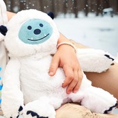 Alerte grand froid ❄️
Ne sortez pas sans votre garde du corps personnel. Blue, notre adorable Yéti qui sent bon la lavande, est prêt à affronter les températures négatives avec vous 🏔
Pas besoin d'expédition dans l'Himalaya pour le trouver, il est toujours disponible sur notre site ⬇
www.pelucho.fr