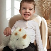 On dirait que le petit Aaron a adopté notre Tricératops Trixy 💙

☀ Le jour, nos Pelucho bouillottes se transforment en compagnons de jeu intrépides : pilotes de course, invités d'honneur du goûter des poupées ou gardiens secrets de la cabane sous la table.
🌙 Le soir : Quand l'aventure fatigue, il suffit d'un petit passage au micro-ondes pour que notre Pelucho devienne le complice d'un dodo bien mérité !

Et chez vous, plutôt quel team pour les Pelucho ? Dodo ou jeu ?

📸 @julybqrt