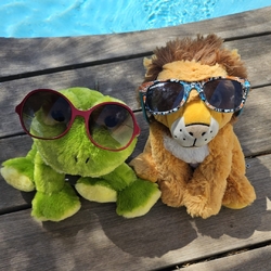 Pour la journée mondiale du lion, Léo a décidé de faire un petit plongeon dans l'eau avec son super copain Froguy ! 🐸🦁

#journeemondiale #lion #pelucho #bouillottes #naturopathie #ete #piscine #douleurs #mauxdeventre #ideecadeau #pharmacies